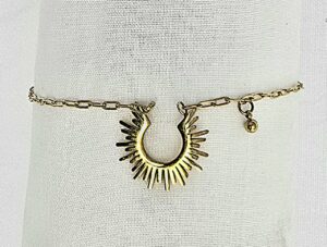 Bracelet doré en acier inoxydable avec pendentif demi-soleil. Léger, ajustable et parfait pour sublimer votre poignet au quotidien.